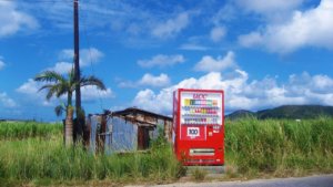 青い空の下の自動販売機