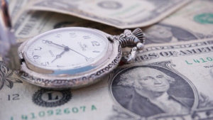 アメリカドルと時計の画像